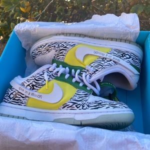 NIKE dunk low doernbecher zoe //SIZE 5M/ 6.5W// comes w all attachments & box